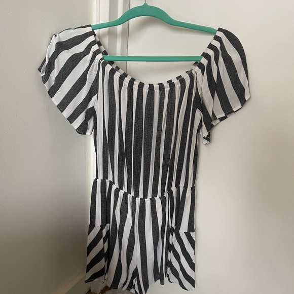 Falling Love Romper (with front pockets) - Picture 2 of 4